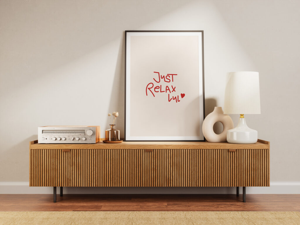 Poster mit der Aufschrift - Just Relax lul - auf einem Sideboard als Holz