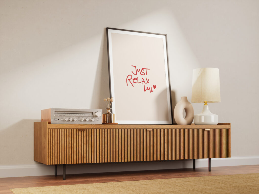 Poster mit der Aufschrift - Just Relax lul - auf einem Sideboard als Holz