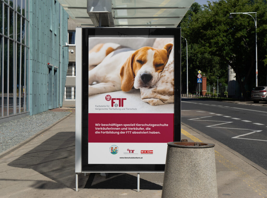 Plakat seitlich bei einer Busstation